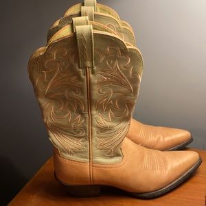 Women’s Ariat Leather boots. Tan and green size 7-1/2 med excellent condition